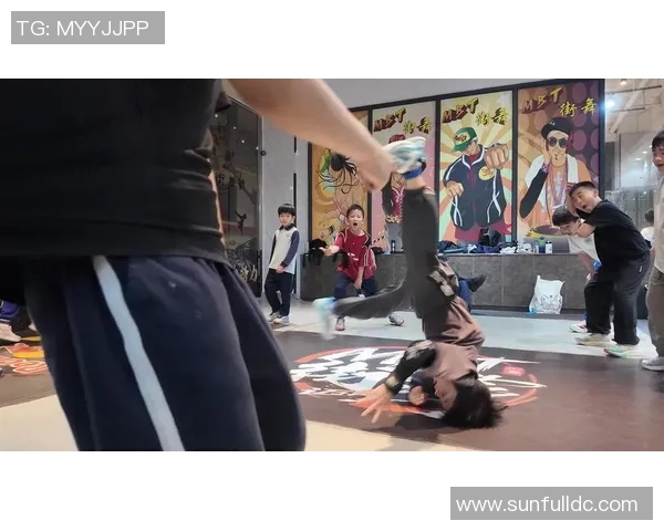 南京街舞队创下耐力新纪录引领街舞热潮再攀高峰 南京街舞队创下耐力新纪录引领街舞热潮再攀高峰